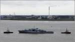 Die Schlepper BUGSIER 15 und STEINBOCK schleppen die ex KÖLN (F220) die Weser hinauf durch die Geestemündung in den Fischereihafen in Bremerhaven. Die ex KÖLN war von 1961 bis 1982 als Fregatte der Bundesmarine im Einsatz. Seit 1989 dient sie als Ausbildungshulk. 23.10.2013