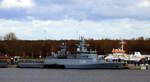 Die 90m lange Korvette (MMSI:211916000) EMDEN F266 am 21.11.25 in Rostock.