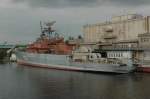 Ein ausrangiertes russisches Kriegsschiff auf dem Moskwa-Kanal am PORTHLADO-KOMBINAT.