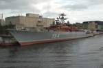 Ein ausrangiertes russisches Kriegsschiff auf dem Moskwa-Kanal am PORTHLADO-KOMBINAT.
