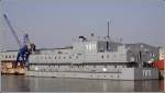Das Wohnschiff Y 811 KNURRHAHN am 11.04.2009 im Kaiserhafen I von Bremerhaven. Einige Meter weiter wird - verborgen unter riesigen Planen - an einem Kriegsschiff der Bundesmarine gearbeitet. Die Besatzung ist whrend dieser Zeit auf dem Wohnschiff untergebracht. Wohnschiffe haben zwar keinen Antrieb, passen aber in die Kategorie der Hilfsschiffe.