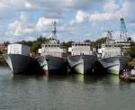 Auflieger an der Werft in Wolgast. Da sind noch Reste der Volksmarine auf Lager am 18.08.07. Bitte mal einen Tip fr die richtige Kategorie, Danke.