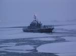 Ein wie auch immer geartetes finnisches Militrboot verlsst die Insel Suomenlinna.