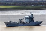 Der Versorger A 513 RHEIN wird am 28.04.2016 in den Fischereihafen in Bremerhaven geschleppt.
