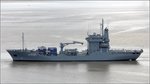 Der 1993 in Dienst gestellte Tender A 513 RHEIN der deutschen Marine steuert am 28.07.2016 mit Schlepperunterstützung den Fischereihafen in Bremerhaven an. 