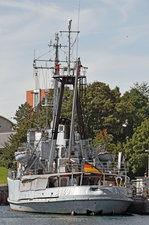 Taucherschulboot A 1439 BALTRUM der Klasse 754 im Hafen von Neustadt/Holstein. Aufnahme vom 25.08.2016. Dieses Boot dient als Tauchplattform für die Ausbildung auf freier See. 22 Mann zivile Stammbesatzung, sieben Ausbilder und 25 Lehrgangsteilnehmer finden auf A 1439 BALTRUM Platz. Indienststellung am 8.10.1968, 52 m Länge, 12,1 m Breite.
Die Taucherschulboote bleiben in der Regel mindestens eine Woche auf See. Bei längeren Ausbildungsfahrten wird Tiefssetauchen durchgeführt. Aber auch Aus- und Weiterbildung der Taucher unter schwierigen Bedingungen (z.B. in der Gezeitenströmung und an Wracks) gehört zum Auftrag der Fahrzeuge/Besatzungen.