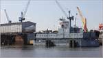 Das Wohnschiff Y 811 KNURRHAHN am 02.04.2017 bei BREDO im Fischereihafen II von Bremerhaven. Einige Meter weiter wird - verborgen unter riesigen Planen - am Segelschulschiff GORCH FOCK gearbeitet. Nur das Heck ist zu erkennen, die Masten fehlen.