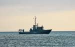 Das Mehrzweckboot  Mittelgrund  Y864 (Baujahr 1989) ist für die WTD71 im Einsatz. Am Morgen des 12.10.2017 fährt das Schiff in der Lübecker Bucht der aufgehenden Sonne entgegen.