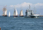 
Ölauffangschiff Bottsand Y1643 passierte gerade drei Segelschiffe aus Kampen NL zur 29.Hanse Sail. - 10.08.2019
