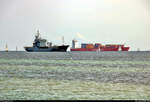 Containerschiff  Containerships Polar  der CMA CGM, unter der Flagge von Zypern fahrend und zum Aufnahmezeitpunkt erst seit etwa 1,5 Monaten im Einsatz,  überholt  Versorgungsschiff Tender Klasse