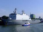 HNLMS Rotterdam; L800 (L=162; B=25m; Besatzung 124; Bj1997)kann einen Helikopterbetrieb bis Seegang6 abwickeln, und wartet im Hafen von Rotterdam auf Einsätze; 110902