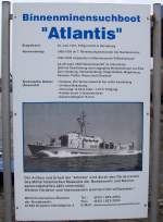 Hier eine Tafel mit technischen Daten vom Binnenminensuchboot  Atlantis  - M 2666, Baujahr 1967, es liegt in Dresden-Alberthafen als Museumsschiff. Datum: 18.03.2005