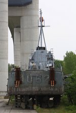 1062 - ex-Schütze - ex-Wilhelmshaven - jetzt an Land unter dem neuen Rügendamm, Stralsund, Aufnahme vom 21.05.2016