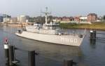 HNLMS M 860 SCHIEDAM IMO 3670016, ein Minensucher des Nato Einsatzverband    Standing Nato MCM Group 1  verlt den Lbecker Burgtorhafen und luft durch die Eric-Warburg Brcke traveabwrts mit Kurs