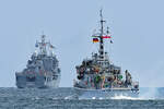 ORP Hancza 642 (rechts im Bild) am 09.08.2023 in der Ostsee vor Lübeck-Travemünde.