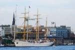 Segelschulschiff Gorch Fock Lnge(Rumpf):81,26m Lnge ber alles:89,32m Breite:12,00m Tiefgang:5,50m Verdrngung:1.860t Segelflche:2.080qm Takelungsart:Bark grte Masthhe:45,30m hchster Arbeitsplatz:ca.43,5m ber der Wasseroberflche grte Rahlnge:24m Anzahl der Segel:23+1(Flieger fr Regatten) Geschwindigkeiten:Unter Maschine max.13kn(24km/h) Marschfahrt 9kn(17km/h) Unter Segeln max.15kn(28km/h) Besatzung:max.230 Personen,davon ca.85 Stammbesatzung Kiellegung:06.03.1958 Stapellauf:23.08.1958 Indieststellung:17.12.1958 zu besuch in Hamburg am 07.08.10