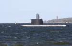 U-Boot - am Turm steht Kiel und eine Ziffer - in der Kieler Förde, 08.05.2017, im Hintergrund das Marine-Ehrenmal Laboe