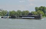 Unterwegs auf dem Rhein auf dem Weg von Kiel nach Speyer ins Technik-Museum passiert das U-Boot U 17 (Schiffskennung S 196) am 13.05.2023 Neuss-Uedesheim.