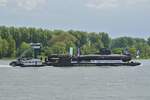 Unterwegs auf dem Rhein auf dem Weg von Kiel nach Speyer ins Technik-Museum passiert das U-Boot U 17 (Schiffskennung S 196) am 13.05.2023 Neuss-Uedesheim. Das Boot der Klasse 206 A wurde am 28.11.1973 in Dienst gestellt, die Außerdienststellung erfolgte am 14.12.2010. Befördert wurde U 17 vom niederländischen Schubboot PIETER VAN DER WEES der Van der Wees Groep B.V..