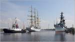 Das russische Segelschulschiff MIR (IMO 8501701) verlässt mit Unterstützung des Schleppers VB WILHELMSHAVEN den Hafen von Wilhelmshaven und passiert dabei den im Deutschen Marinemuseum liegenden Zerstörer D 186 MÖLDERS. 18.05.2019