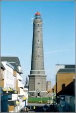 Der 60 m hohe Groe Leuchtturm von Borkum ist seit 1879 als Seefeuer in Betrieb. Seit 1891 wird er auch als Quermarkenfeuer Westerems genutzt. Scan eines Dias vom April 2005.