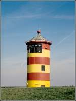 Der Leuchtturm von Pilsum war von 1891 bis 1919 in Betrieb und ursprnglich rot gestrichen. Seine heutige Farbgebung bekam er erst bei Restaurierungsarbeiten nach 1972. Bekannt wurde er durch einen  Otto -Film. Der Turm dient heute auch dem Standesamt fr Hochzeiten. Scan eines Dias vom 17.09.2004.