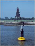 An der fast 30 m hohen hlzernen Kugelbake in Cuxhaven mndet die Elbe in die Nordsee. Im Vordergrund kennzeichnet ein kardinales Zeichen eine Gefahrenstelle. Scan eines Dias vom 17.07.2004