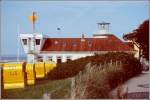 Das Quermarkenfeuer auf der heutigen Lesehalle in Cuxhaven-Duhnen wurde 1958 erbaut und war bis 1980 in Betrieb. Sein Licht reichte bis zu 16 sm hinaus. Scan eines Dias vom 17.07.2004.