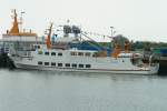 Die Langeoog I (IMO 7939705) ist das lteste Schiff der Schifffahrt Langeoog. Sie wurde 1968 gebaut und bietet 350 Passagieren Platz. Die zwei 268 PS leistenden V12 Motoren beschleunigen sie auf eine Geschwindigkeit von 12 kn. Dank der recht kompakte Ausfhrung (Lnge 33,53m; Breite 7,02m; Tiefgang 1,10m) ist sie perfekt fr den Einsatz im Wattenmeer geeignet. Aufgenommen am 24.08.2007 im Hafen von Langeoog.
