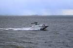 Ein kleines Motorboot konnte vor dem Südstrand der Nordseeinsel Norderney beobachtet werden.