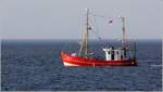 SD 22 KORMORAN fischt bei Cuxhaven in der Nordsee. Der Fischkutter ist 16,42 m lang, 5,82 m breit und hat eine GT von 32. Als Fanggeschirr verfügt sie über die im Bild eingesetzten Baumkurren. Heimathafen ist Friedrichskoog. 14.05.2018