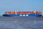 Am 11.5.2022 ist das Containerschiff HMM Southampton auf dem Weg von Hamburg nach Tanger (Marokko) und passiert soeben Cuxhaven.