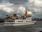 Ein Kollege von mir aus Langeoog ,die Langeoog IV bei der Einfahrt in den Hafen von Bensersiel. Sie kam von Langeoog
naja ich wrde in Bensersiel nur mit groen Problemen anlegen:D