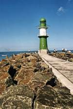 Der bekannte Leuchtturm auf der Warnemnder Westmole.Immer wieder beliebtes Fotoobjekt.Einst nur die alte West-Mole und nun auch noch ein zweiter fast neuer  Kopf -Bereich 1999. Auch toll und wuchtig angelegt, ein herrliches Fotomotiv in Warnemnde.
Foto: August 1999, Camera  PRAKTICA LITL-3  mit  auto 1,8/50 