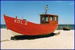 Am Strand von Klpinsee/Usedom. Ein kleiner Stahlkutter versieht hier seine Fangaufgaben. Holzkutter in gleicher Gre sind aber meist an der Ostsee anzutreffen. Dominant ist seine gute Pflege und dieses herrliche Rot - ein absoluter Blickfang. Leider sind sie heute fast ausgestorben, obwohl man das als Urlauber immer noch erwartet ... damals lagen sie hier und auch woanders dicht bei dicht !
Foto: Juni 2004, mit  PRAKTICA MTL-50 , Normalobjektiv mit UV Filter.

