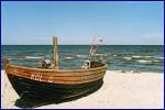 Ein alter Ostsee-Fischerkahn am Strand von Klpinsee/Usedom. Holzausfhrung mit Teer-Unteranstrich und eigentlich auch einem kleinen Dieselmotor fr die Schraube. Ein paar rote Setzfahnen fr die Netze sind noch an Bord. Die Bordkennung  KL ...  steht fr Klpinsee.
Foto: Juni 2004, mit  PRAKTICA MTL-50 , Normalobjektiv mit UV Filter.