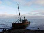 Mit starker Schieflage liegt der Kutter PALAEMON aus Rostock immer noch vor der Insel Rgen.