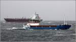 Die VICTORIA SEYCHELLES (im Hintergrund) und die RIG begegnen sich am 22.05.2013 in der Kieler Bucht.