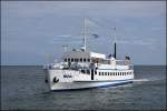 Das Seebäderschiff MS Baltica legt am 16.06.14 an der Seebrücke in Kühlungsborn-Ost an. Nach Aufnahme der Passagiere geht es nach Warnemünde.