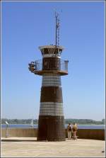 Seit 1967 ist das Molen- und Orientierungsfeuer auf der Nordmole in Travemnde in Betrieb. Es ist 9 m hoch und sendet sein Licht bis zu 6 sm in die Nacht. Scan eines Dias vom 29.05.2004.