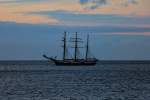 Die Fridtjof Nansen ankert am Abend vor dem Ostseebad Boltenhagen.