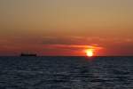 Sonnenuntergang und unbekanntes Schiff vor Warnemünde, fotografiert von der Westmole (29.05.2014)