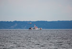 Der in Sassnitz stationierte Seenotkreuzer HARRO KOEBKE wird von einem Rettungshubschrauber angeflogen.