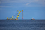 Schwimmkran TAKLIFT 4 auf dem Weg zum Einsatzort im Hafen von Sassnitz Mukran.