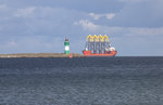 eigentlich tagelang, (3 Wochen Ostseeurlaub) lag das Schiff Swan vor Sassnitz/Mukran.
Reederei Dockwise, als Fracht Fundamente für den Windpark vor Sassnitz.09.08.2016 16:01 Uhr.