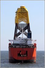 Die 1982 gebaute TERN (IMO 8000977) lag am 28.08.2016 immer noch vor Sassnitz. Dieses als general cargo ship klassifizierte Schwerlastschiff ist 180 m lang und 32 m breit, hat eine GT/BRZ von 22.788 und eine DWT von 30.060 t. Heimathafen ist Willemstad (Curacao). Interessant: das Heck gewährt einen Durchblick auf die Ladefläche.