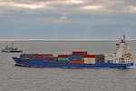 Containerschiff LISA (IMO 9287704) und Hohlstablenkboot M 1090 PEGNITZ am frühen Morgen des 23.08.2016 in der Ostsee