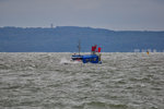 Ein kleines Fischerboot fährt bei rauer See vor Sassnitz auf die Ostsee hinaus. - 12.10.2016
