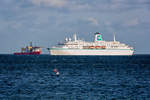 MS Deutschland auf der Ostsee vor Sassnitz, im Hintergrund ist die Atlantic Tonjer zu sehen.