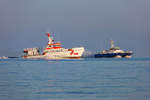 Seenotrettungskreuzer HARRO KOEBKE und WINDEA FIVE (IMO 9514119) vor Rügens Kreidefelsen.